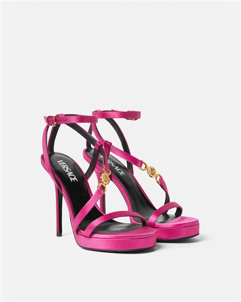 tappeto rosa versace medusa|versace medusa 95 sandals.